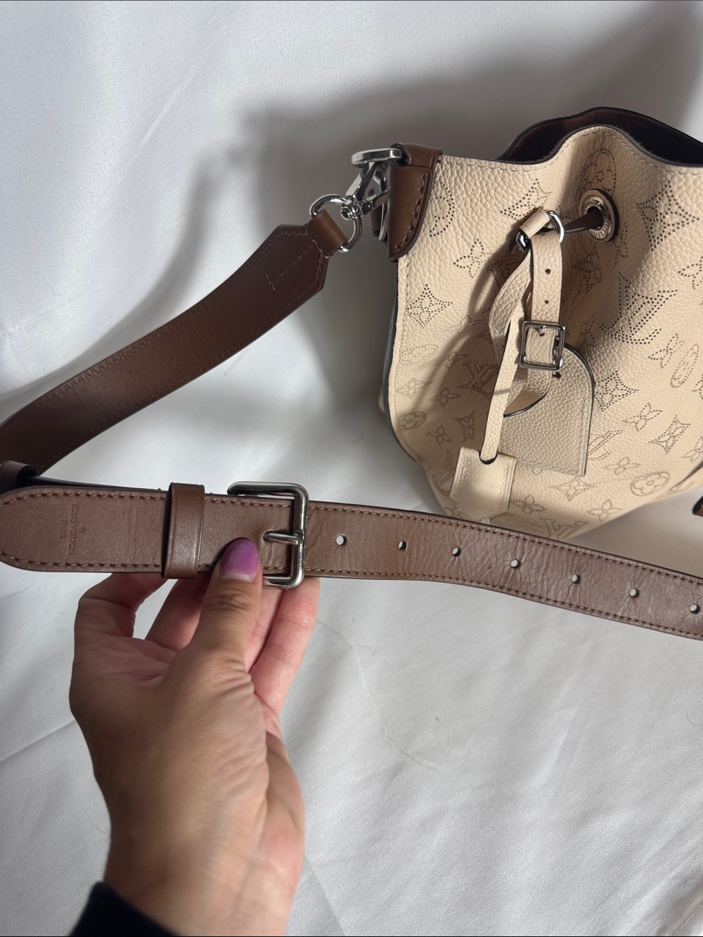 Louis Vuitton Muria Bucket Bag Cream Mahina Leather Discreet Monogram - Picture 5 of 10